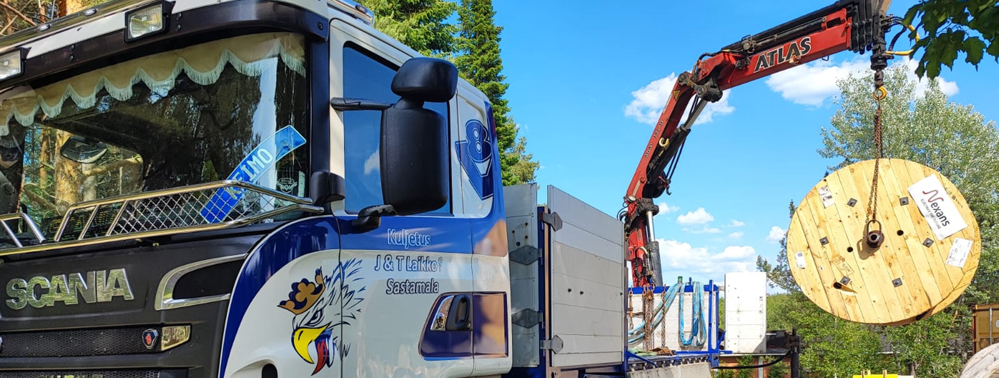 Laikon nosturiautolla painavatkin kuormat nousevat kevyesti oikeaan paikkaan.