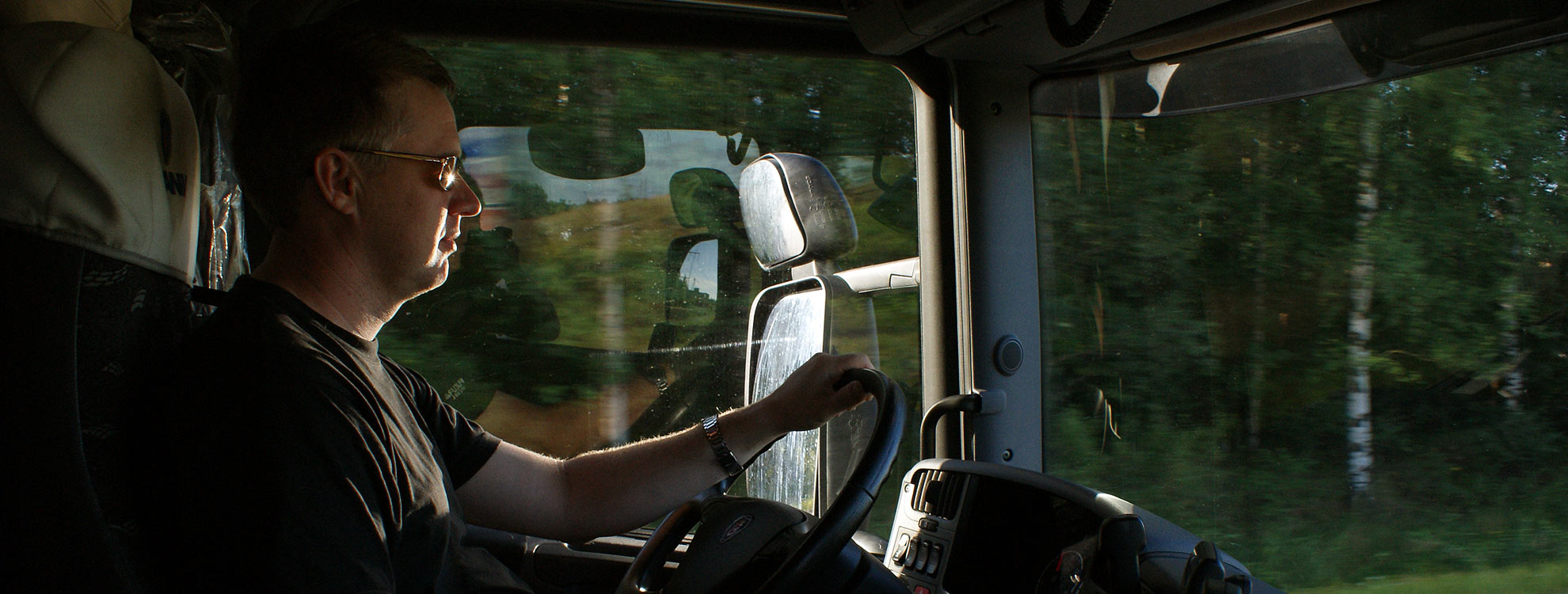 Jussi jäteauton ratissa.