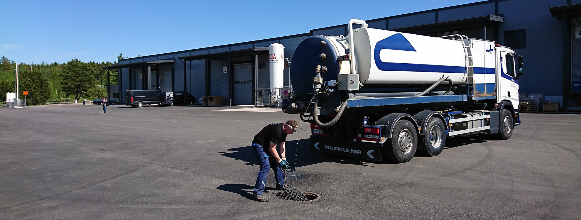 Tukkeutuneet viemärit saavat avun painehuuhtelusta, jolla suurempikin tukos saadaan liukenemaan.