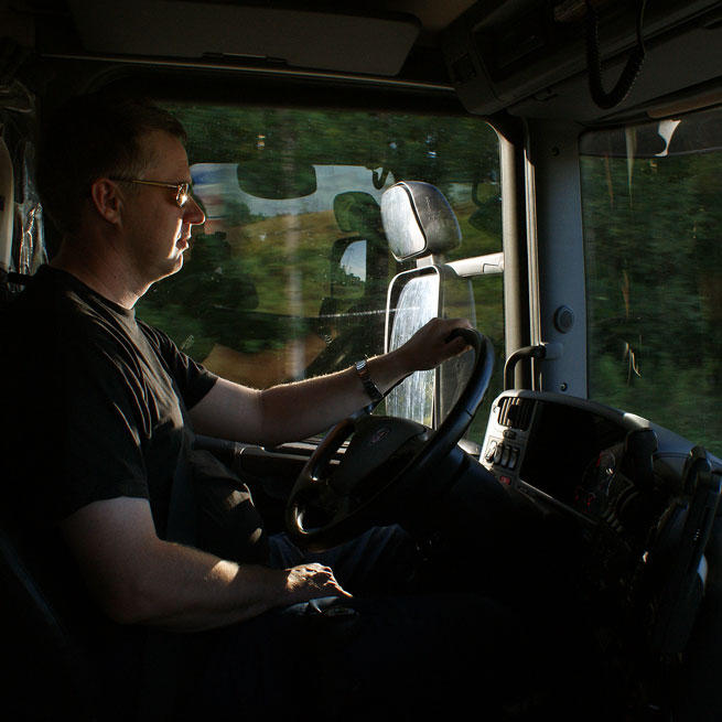 Kuljetus J&T Laikko Oy on sastamalalainen perheyritys, joka pitää sisällään pitkänlinjan ammattitaitoa jo -90 luvulta lähtien sekä halua auttaa ihmisiä. Kukapa meistä haluaisi viettää koko viikonlopun tukossa olevan viemärin tai liian täyden kaivon kanssa? Näitä hetkiä varten olemme me. Oli kellonaika, päivä tai keli mikä hyvänsä, saavumme paikalle. Tästä olemme pyrkineet ja pyrimme jatkossakin pitämään kiinni. 